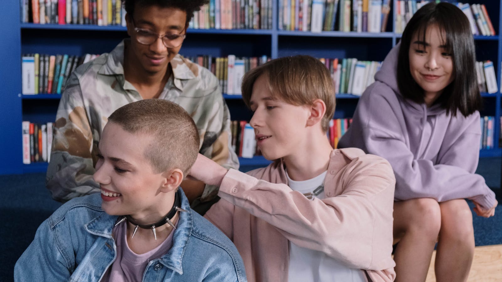 Teenager Outfits 2025: Welche Styles im neuen Jahr angesagt sind